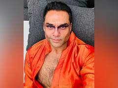 
      
      Abhay Deol gets face painted for his upcoming ‘Bun Tikki’
      
      