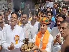 
      
      Scindia stops convoy, joins Mahavir Jayanti procession 
      
      