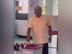 
      
      Maldivian opposition leader Abdulla Shahid cast his vote
      
      