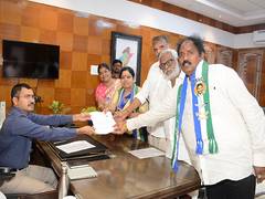 
      
      YSRCP candidate Botsa Jhansi Lakshmi files nomination from Vizag
      
      