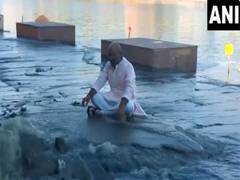 
      
      Ujjain Congress candidate Mahesh Parmar protests Shipra river pol
      
      