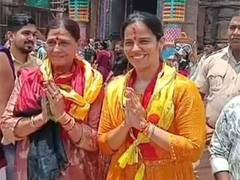 
      
      Badminton ace Saina Nehwal offers prayers at Jagannath Temple
      
      