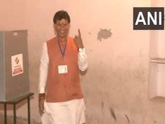 
      
      Kailash Choudhary casts vote from Barmer-Jaisalmer
      
      