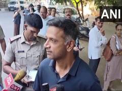 
      
      Lok Sabha 2024 Polls: Dravid, Kumble cast vote in Bengaluru
      
      
