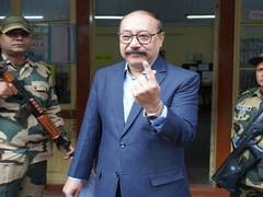 
      
      Ex Foreign Secy Harsh Vardhan Shringla votes in Darjeeling
      
      
