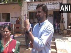 
      
      Cricketer Javagal Srinath and Mohammad Shami cast their votes
      
      