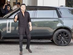 
      
      Ranbir Kapoor looks 'sona munda' in black kurta
      
      