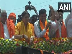
      
      Union Minister Smriti Irani holds roadshow in Amethi
      
      