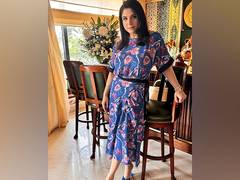 
      
      Bollywood celebs extend birthday wishes to Maheep 
      
      