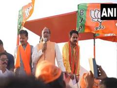 
      
      Shivraj Singh gets emotional after receiving wheat 'potlis'
      
      