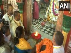 
      
      President Murmu offers prayers at Hanuman Garhi temple in Ayodhya
      
      
