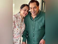
      
      Hema Malini leans on Dharmendra’s shoulder in this adorable pic
      
      