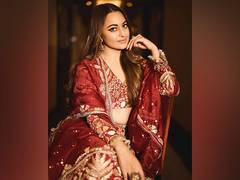 
      
      Sonakshi Sinha enjoys gossip session with Zaheer, Huma Qureshi
      
      