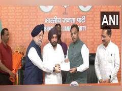 
      
      Former Delhi Congress chief Arvinder Singh Lovely joins BJP
      
      