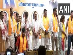 
      
      Several AAP leaders, including party's Haryana co-incharge join B
      
      