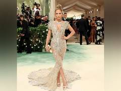 
      
      Jennifer Lopez stuns in nearly-naked bodycon dress at Met Gala
      
      