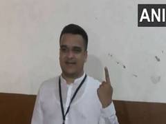 
      
      Gujarat Home Minister Harsh Sanghavi cast his vote in Navsari
      
      