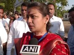 
      
      Solapur Lok Sabha candidate Praniti Shinde cast her votes
      
      