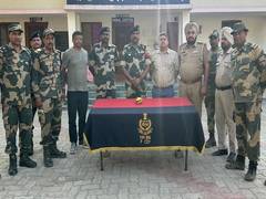
      
      BSF, Punjab police recover suspected heroin from Amritsar
      
      