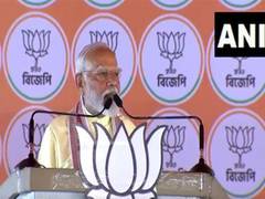 
      
      Mother’s portrait brings smile on PM Modi’s face in Hooghly
      
      