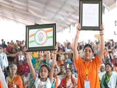 
      
      Two sisters present drawings to PM Modi during Howrah campaign
      
      