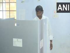 
      
      Arjun Munda cast vote in Jharkhand's Khunti 
      
      