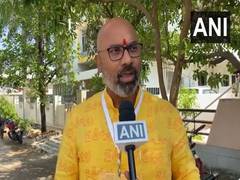 
      
      BJP candidate from Nizamabad, Arvind Dharmapuri cast his vote
      
      