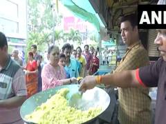
      
      Free breakfast, ice cream distributed to early voters in Indore
      
      