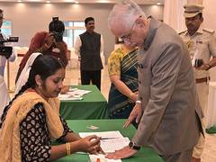 
      
      Andhra Governor S Abdul Nazeer casts vote in Vijayawada
      
      
