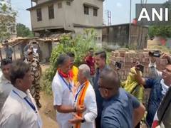 
      
      Dilip Ghosh and Kirti Azad display rare act of bonhomie
      
      