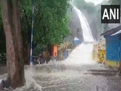 
      
      Flash flood at old Courtallam falls in Tamil Nadu’s Tenkasi
      
      
