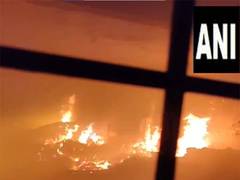 
      
      Delhi: Fire breaks out at a factory in Kirti Nagar, 3 people evac
      
      