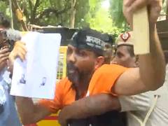 
      
      Delhi Police detain people demonstrating against AAP
      
      