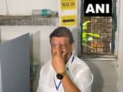 
      
      BJP candidate Rathin Chakraborty casts his vote in Howrah
      
      