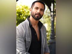 
      
      Lok Sabha Elections: Shahid Kapoor casts his vote in Mumbai 
      
      