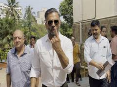 
      
      Suniel Shetty fulfils his civic duty by casting vote
      
      