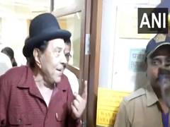 
      
      Dharmendra casts vote in Juhu
      
      