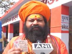 
      
      Hanuman Garhi temple priest Mahant Raju Das casts his vote
      
      