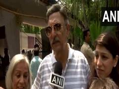 
      
      Suresh Oberoi casts his vote in Mumbai
      
      