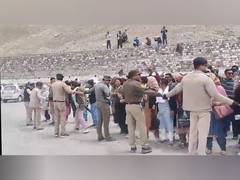 
      
      Himachal: Congress workers show black flags to Kangana Ranaut
      
      