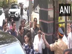 
      
      LS polls: SRK, Gauri cast vote with children in Mumbai
      
      
