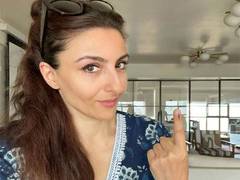
      
      Soha Ali Khan hosts 'house election' on LS voting day in Mumbai
      
      