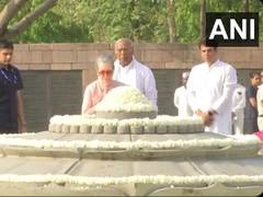 
      
      Sonia Gandhi, Mallikarjun Kharge pay homage to ex PM Rajiv Gandhi
      
      