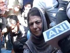 
      
      Amid voting, PDP chief Mehbooba Mufti holds protest
      
      