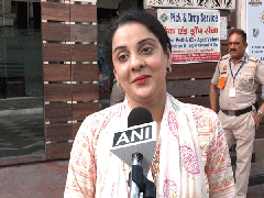 
      
      Delhi State Haj Committee Chairperson Kausar Jahan casts her vote
      
      
