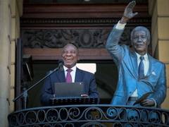 
      
      30 years after end of apartheid, S Africans head in to vote
      
      