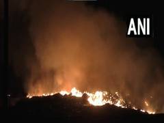 
      
      Fire breaks out at garbage dump on Mathura road, efforts to contr
      
      