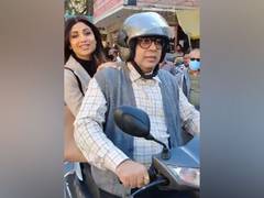 
      
       Shilpa Shetty extends birthday wishes to Paresh Rawal 
      
      