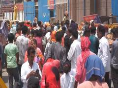 
      
      Despite intense heat devotees continue to throng Ayodhya
      
      