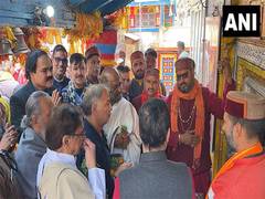 
      
      Rajinikanth visits Kedarnath, Badrinath shrines
      
      